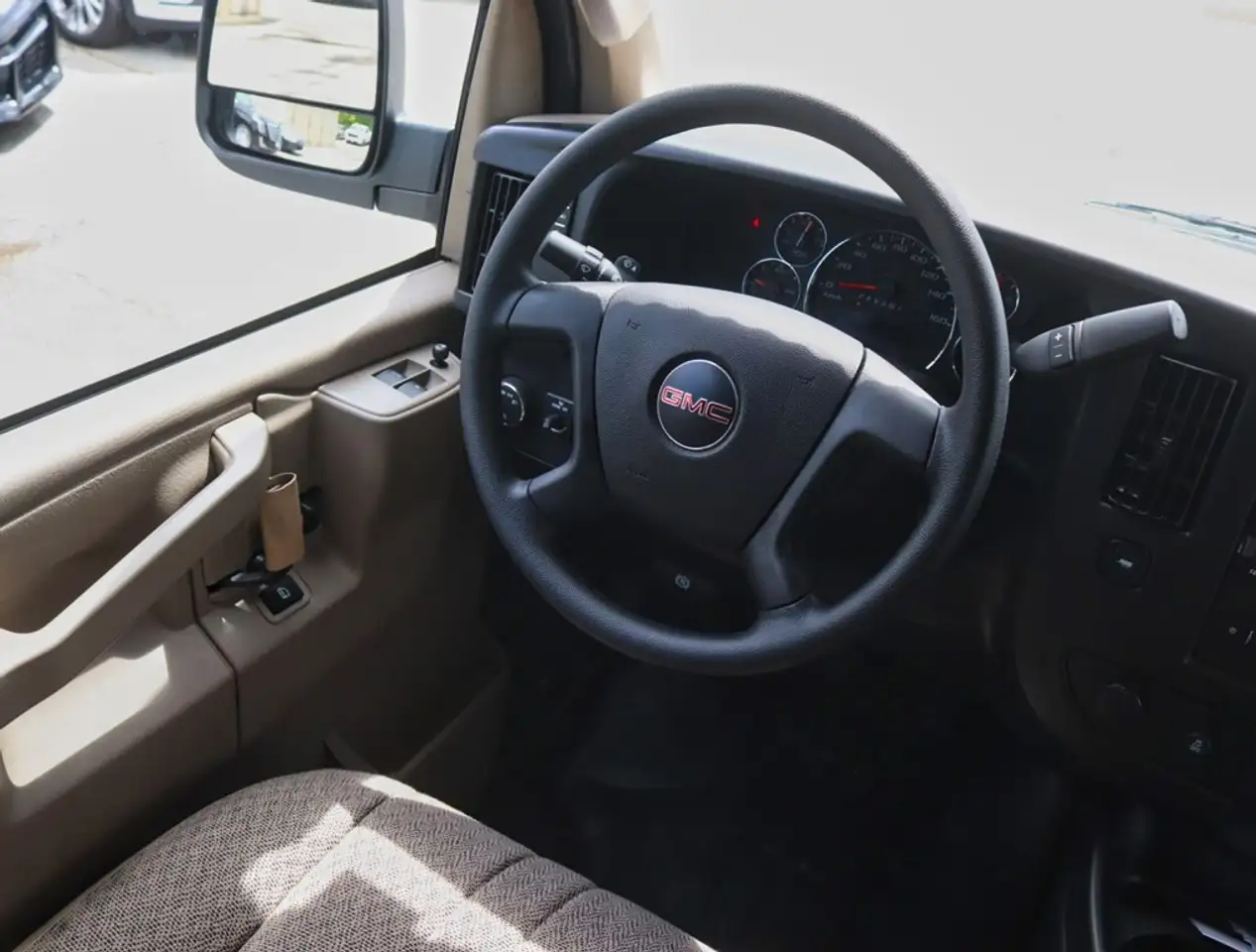 GMC Savana снимка GMC Savana
