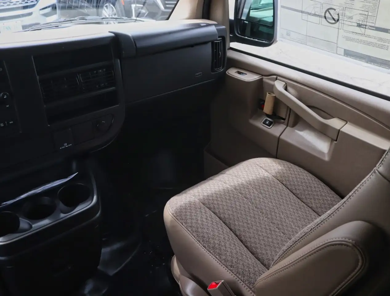 GMC Savana снимка GMC Savana