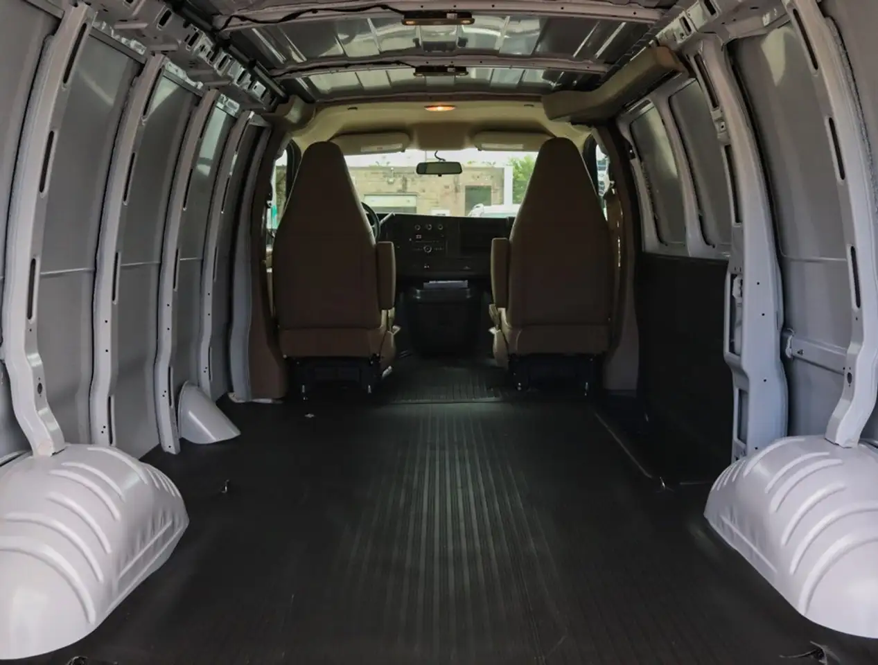 GMC Savana снимка GMC Savana
