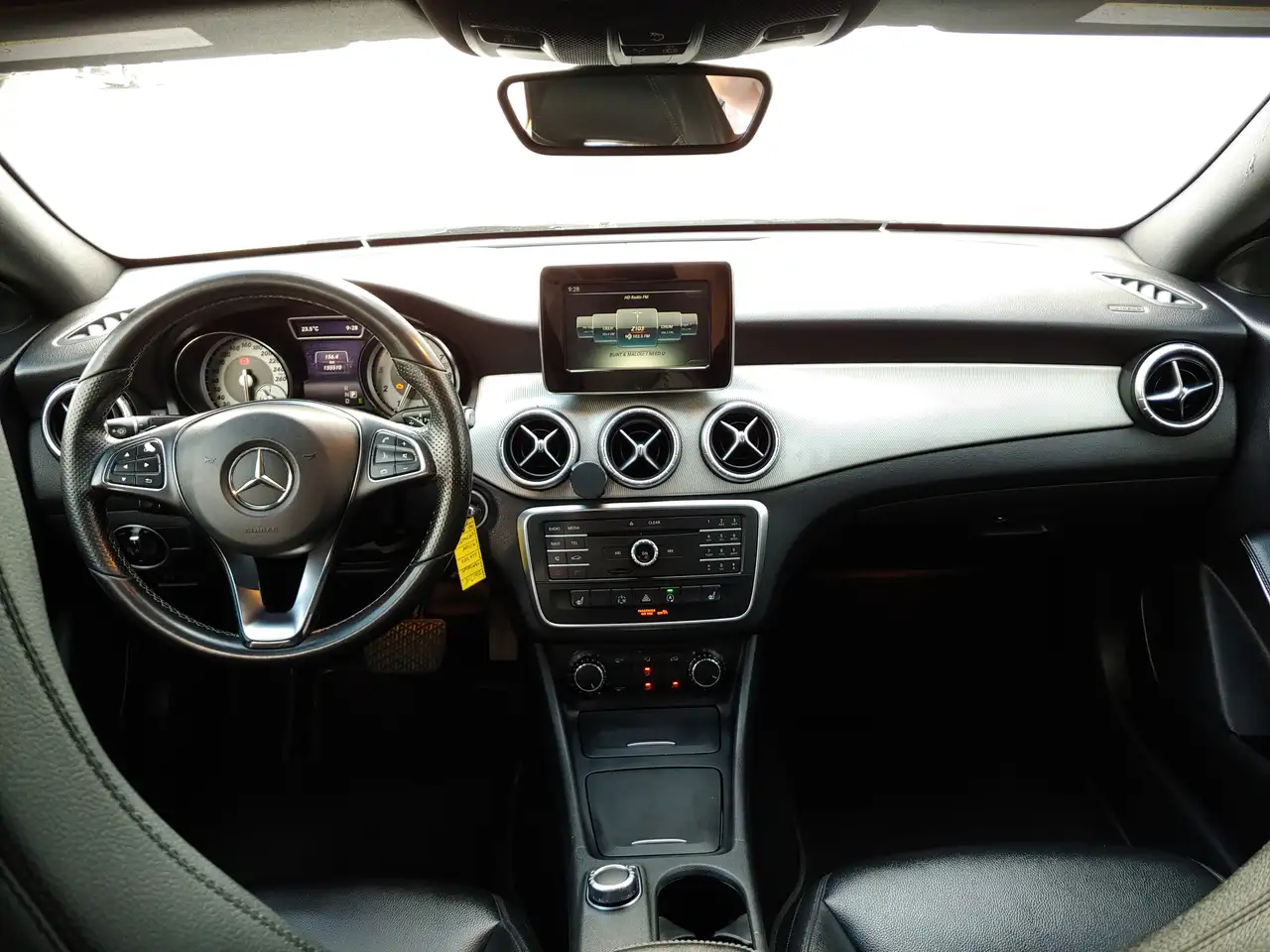 Mercedes-Benz CLA снимка Mercedes-Benz CLA