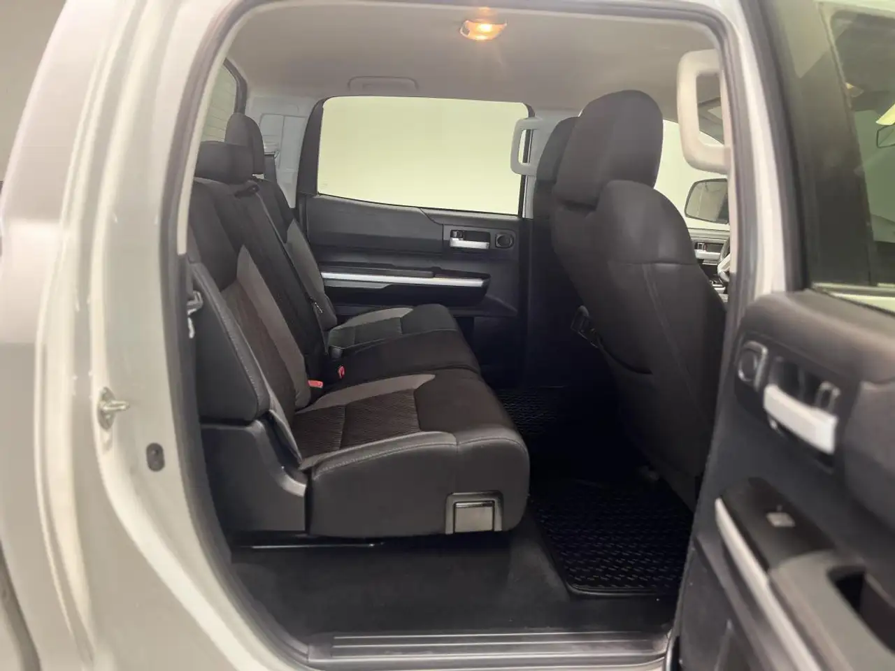 Toyota Tundra снимка Toyota Tundra