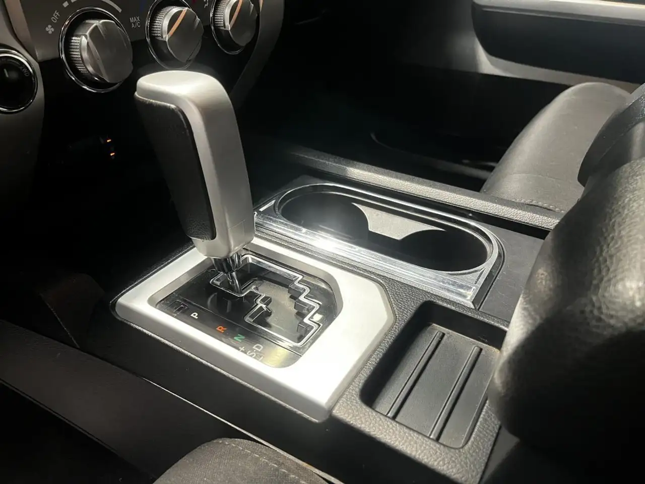 Toyota Tundra снимка Toyota Tundra