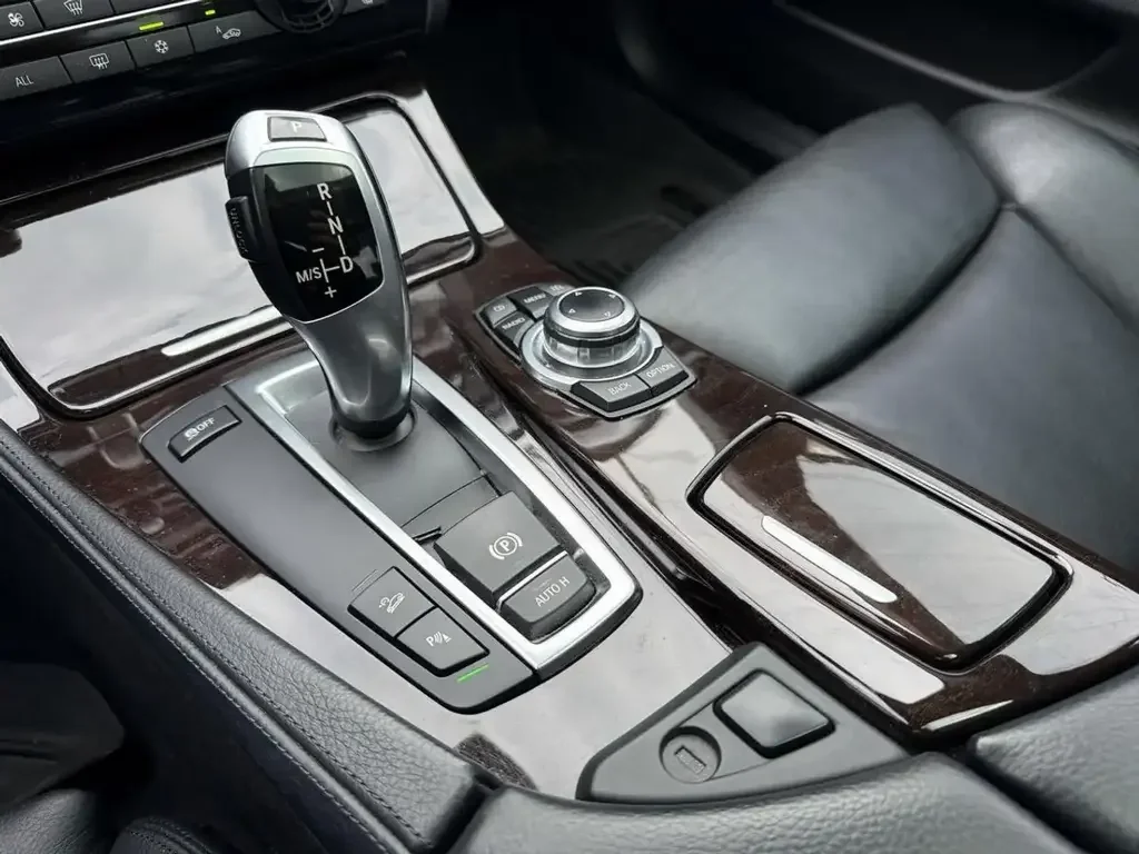 BMW 5 Series снимка BMW 5 Series