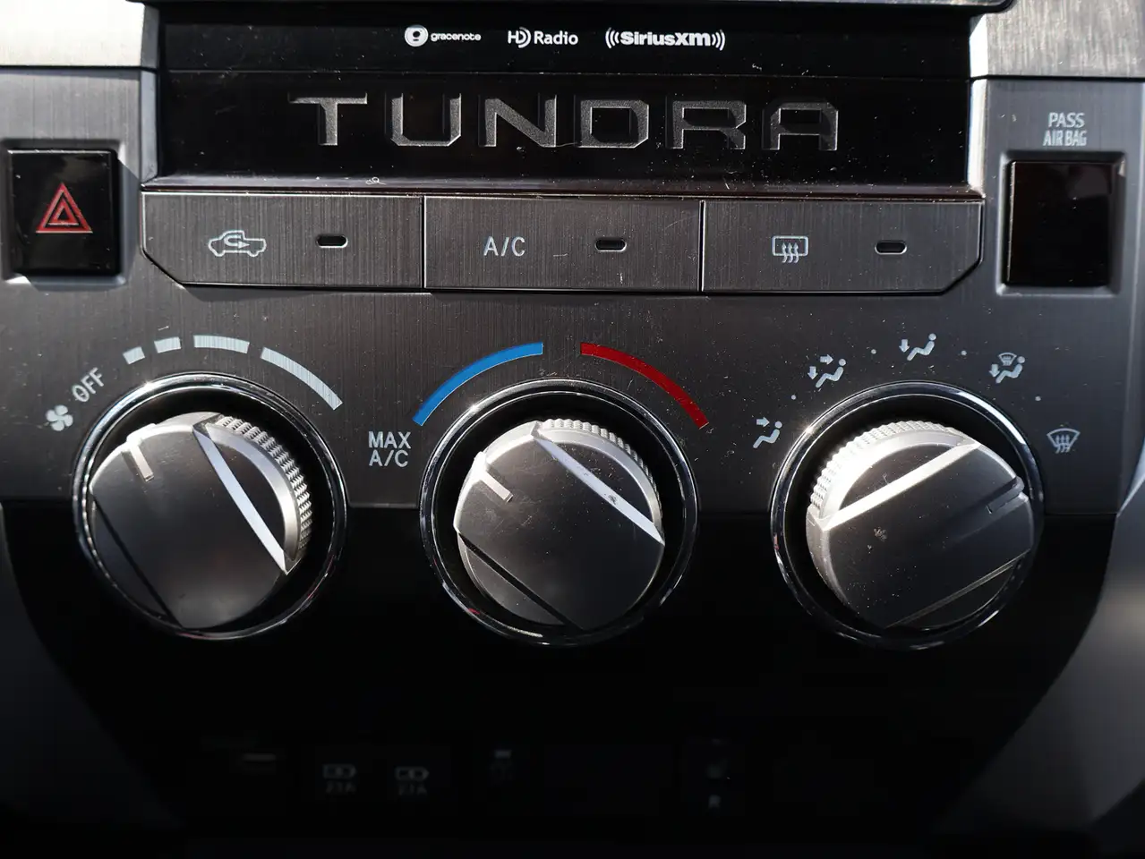 Toyota Tundra снимка Toyota Tundra