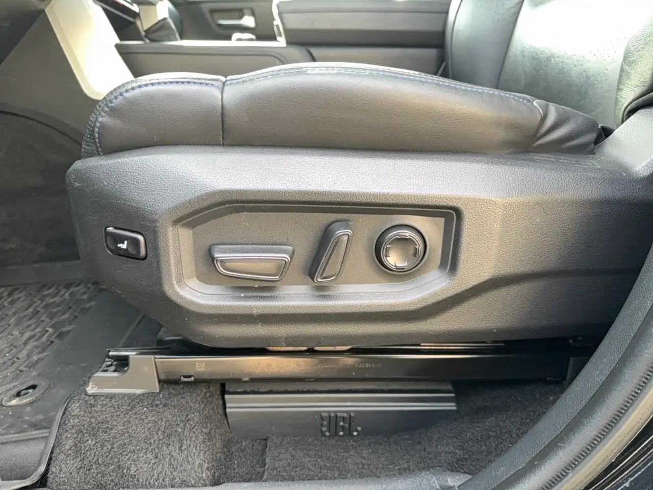 Toyota Tundra снимка Toyota Tundra
