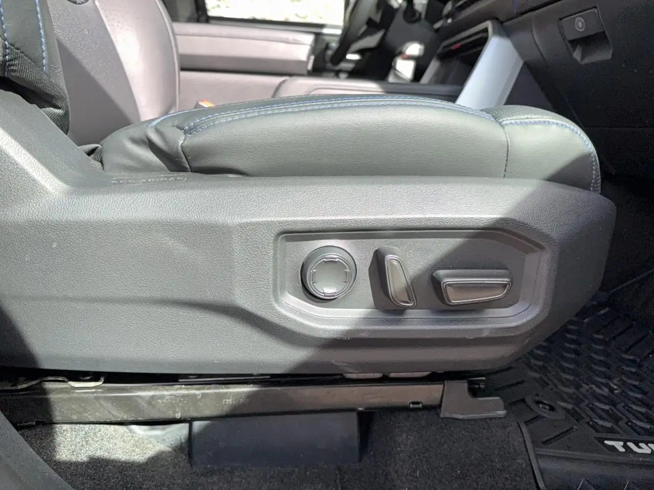 Toyota Tundra снимка Toyota Tundra