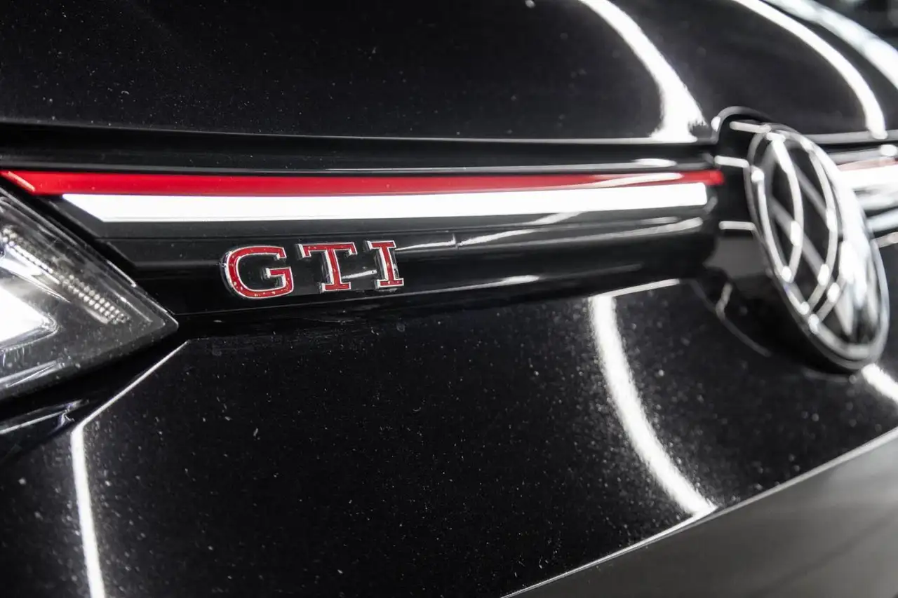 Volkswagen Golf GTI снимка Volkswagen Golf GTI