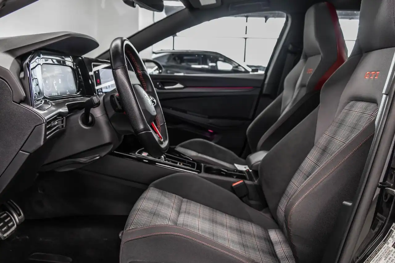 Volkswagen Golf GTI снимка Volkswagen Golf GTI
