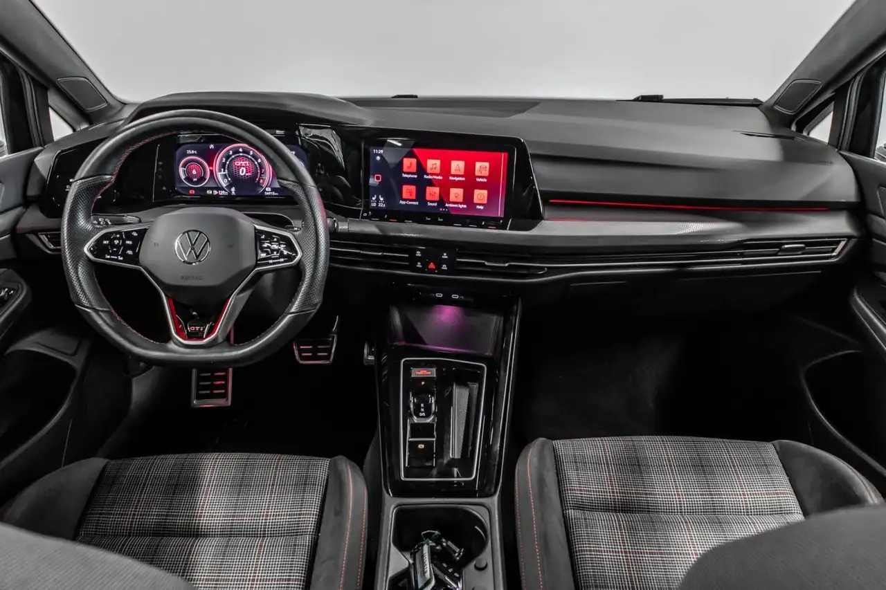 Volkswagen Golf GTI снимка Volkswagen Golf GTI