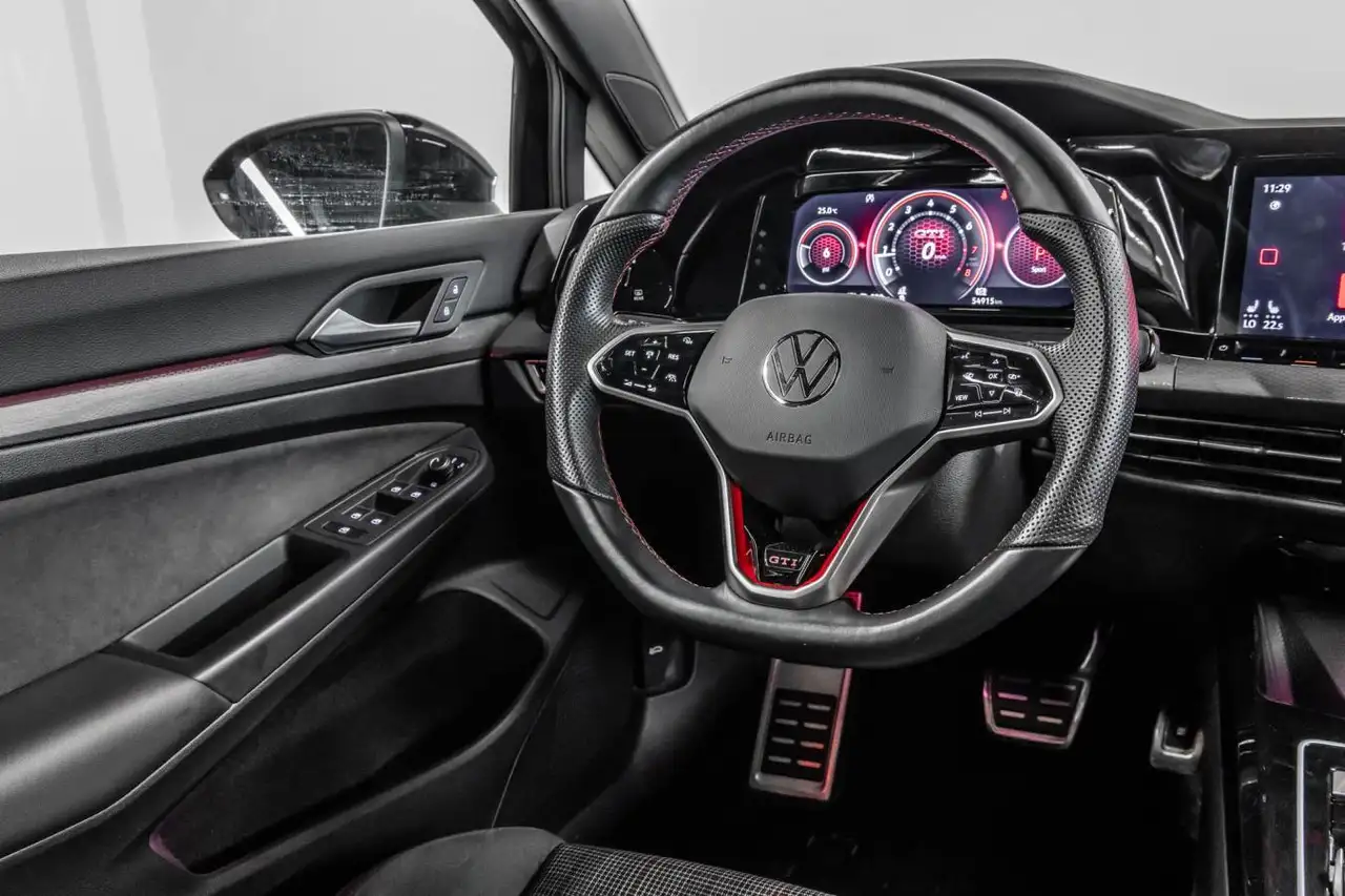 Volkswagen Golf GTI снимка Volkswagen Golf GTI