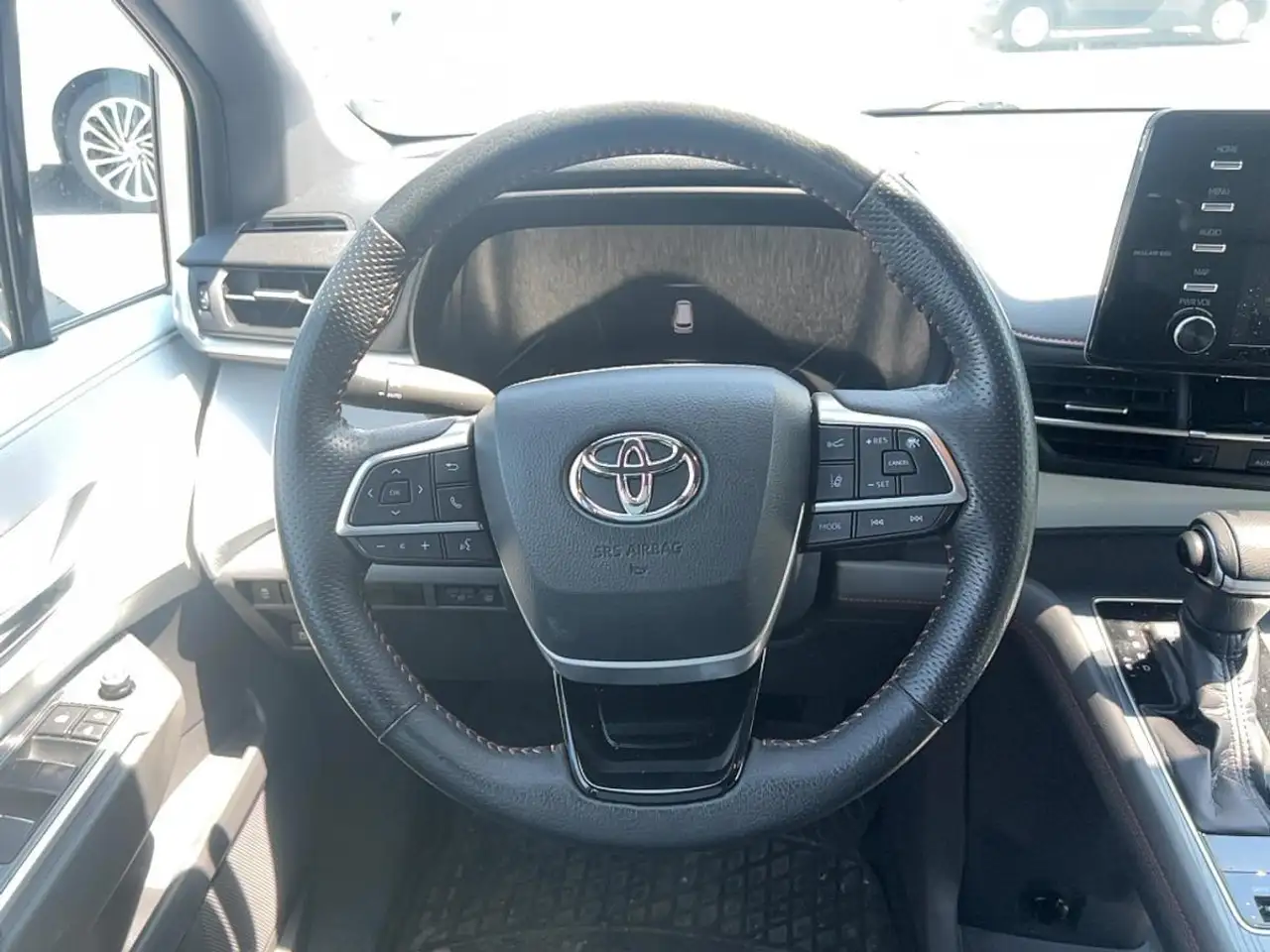 Toyota Sienna снимка Toyota Sienna