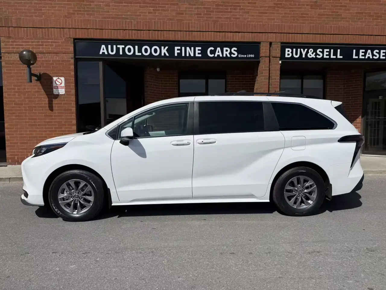 Toyota Sienna photo Toyota Sienna