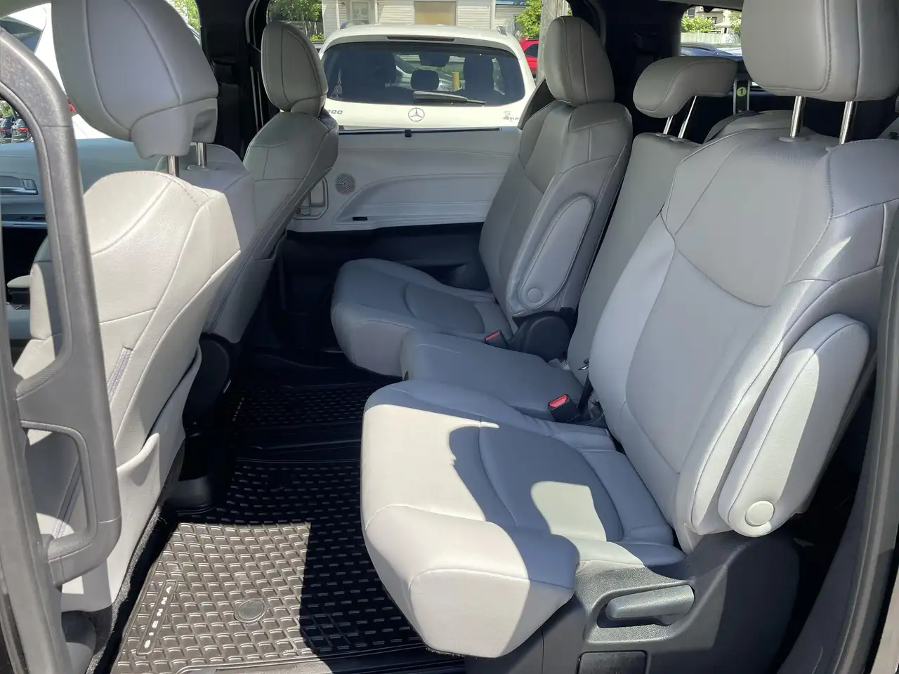 Toyota Sienna снимка Toyota Sienna