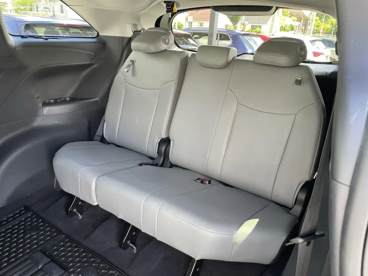 Toyota Sienna снимка Toyota Sienna