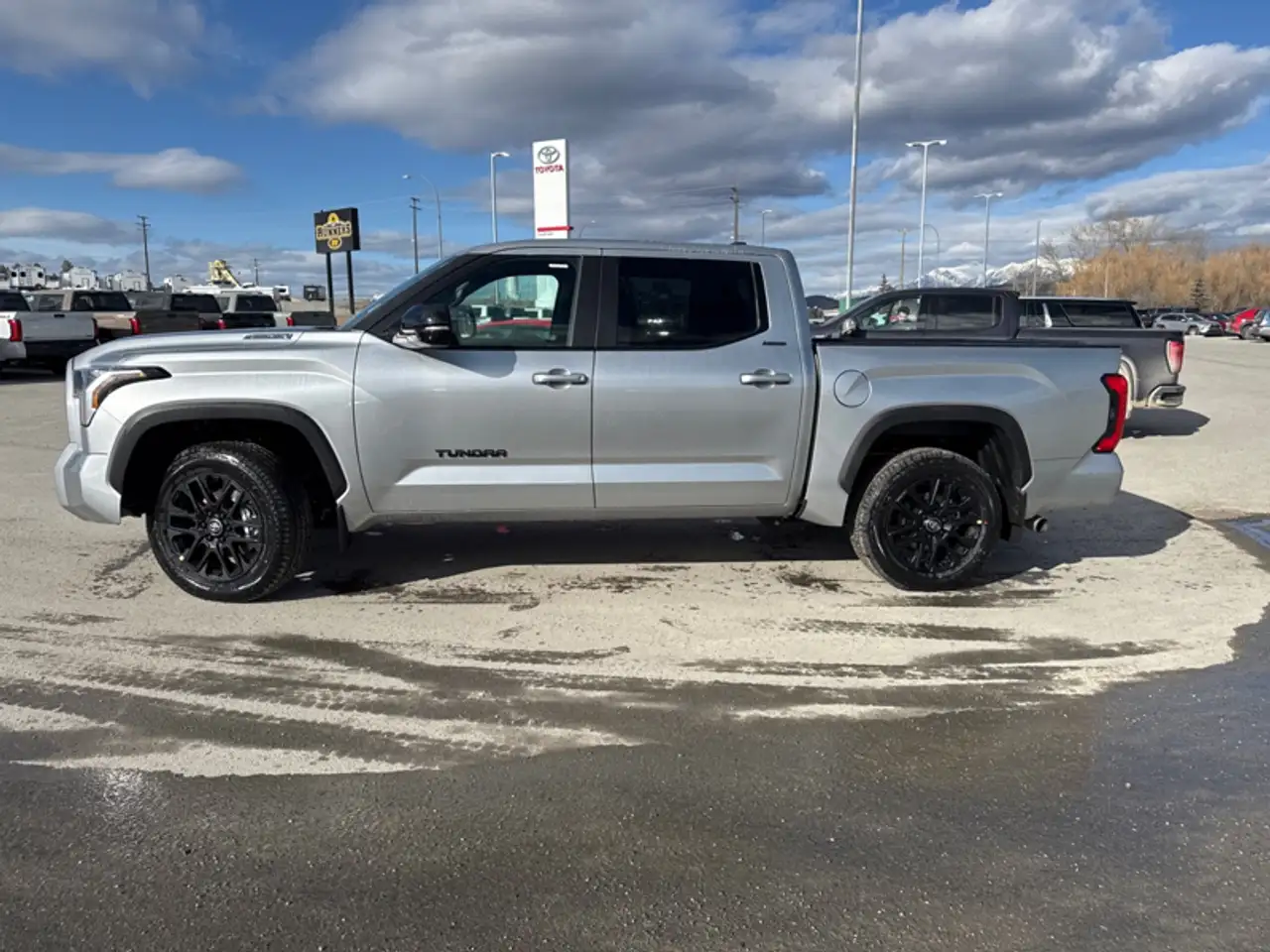 Toyota Tundra снимка Toyota Tundra