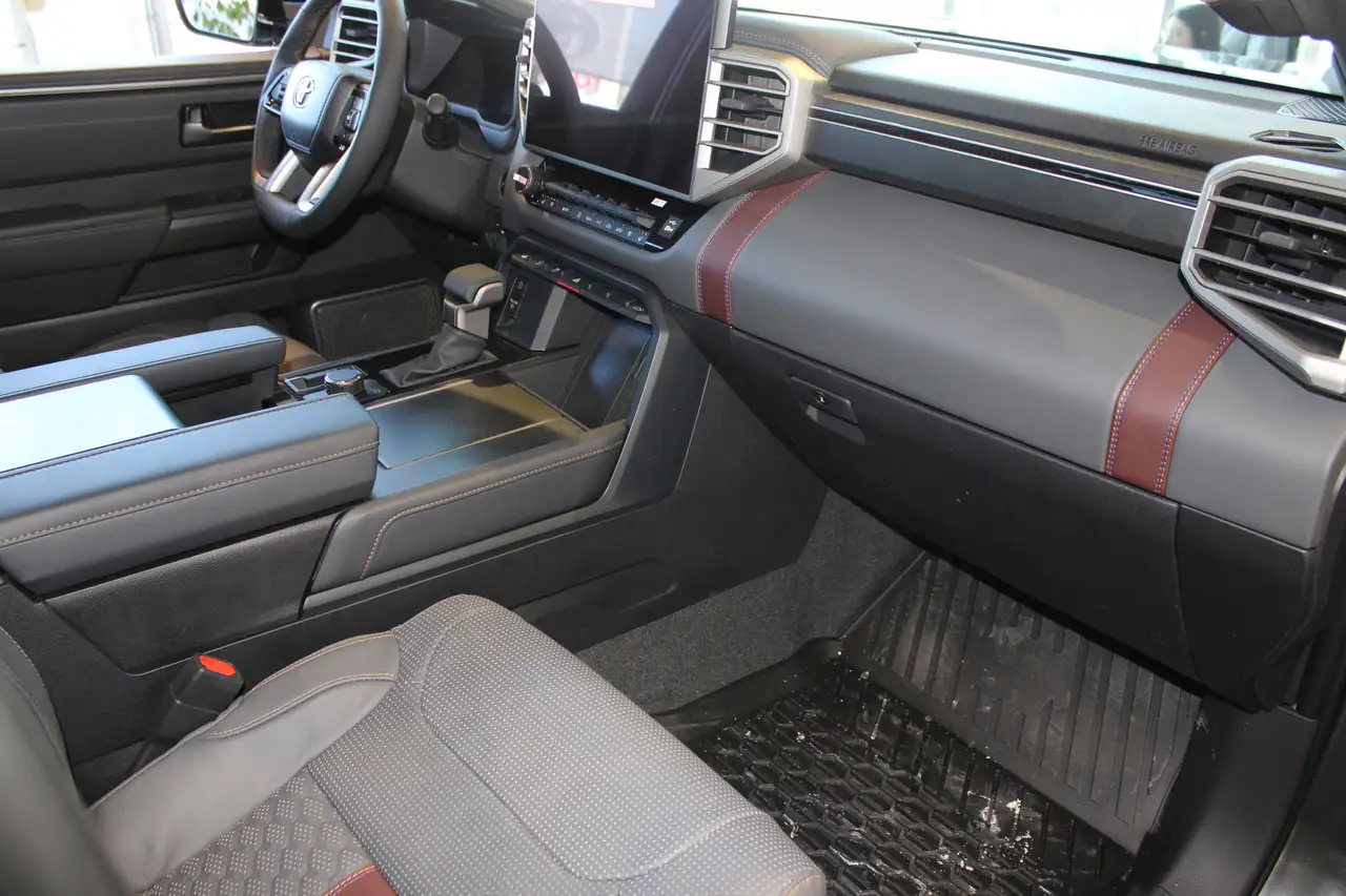 Toyota Tundra снимка Toyota Tundra