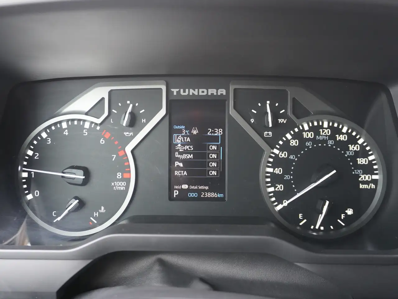 Toyota Tundra снимка Toyota Tundra