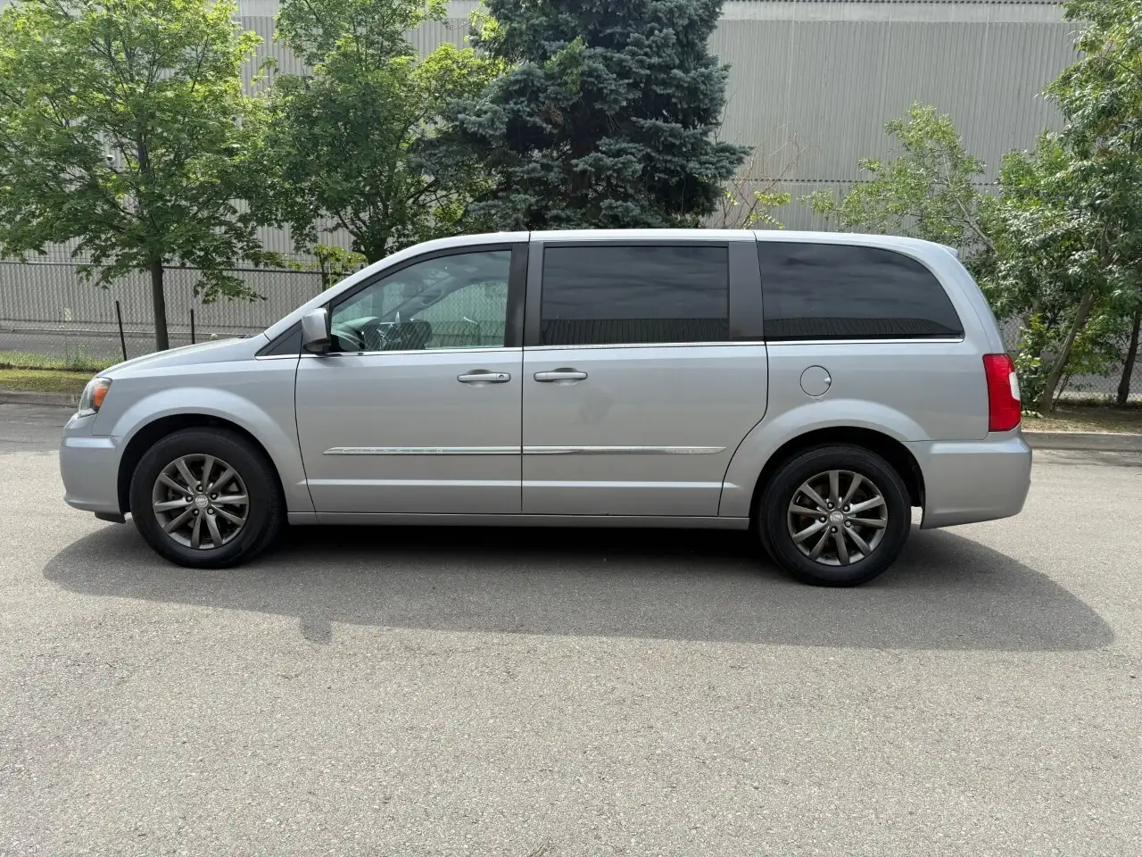 Chrysler Town & Country снимка Chrysler Town & Country