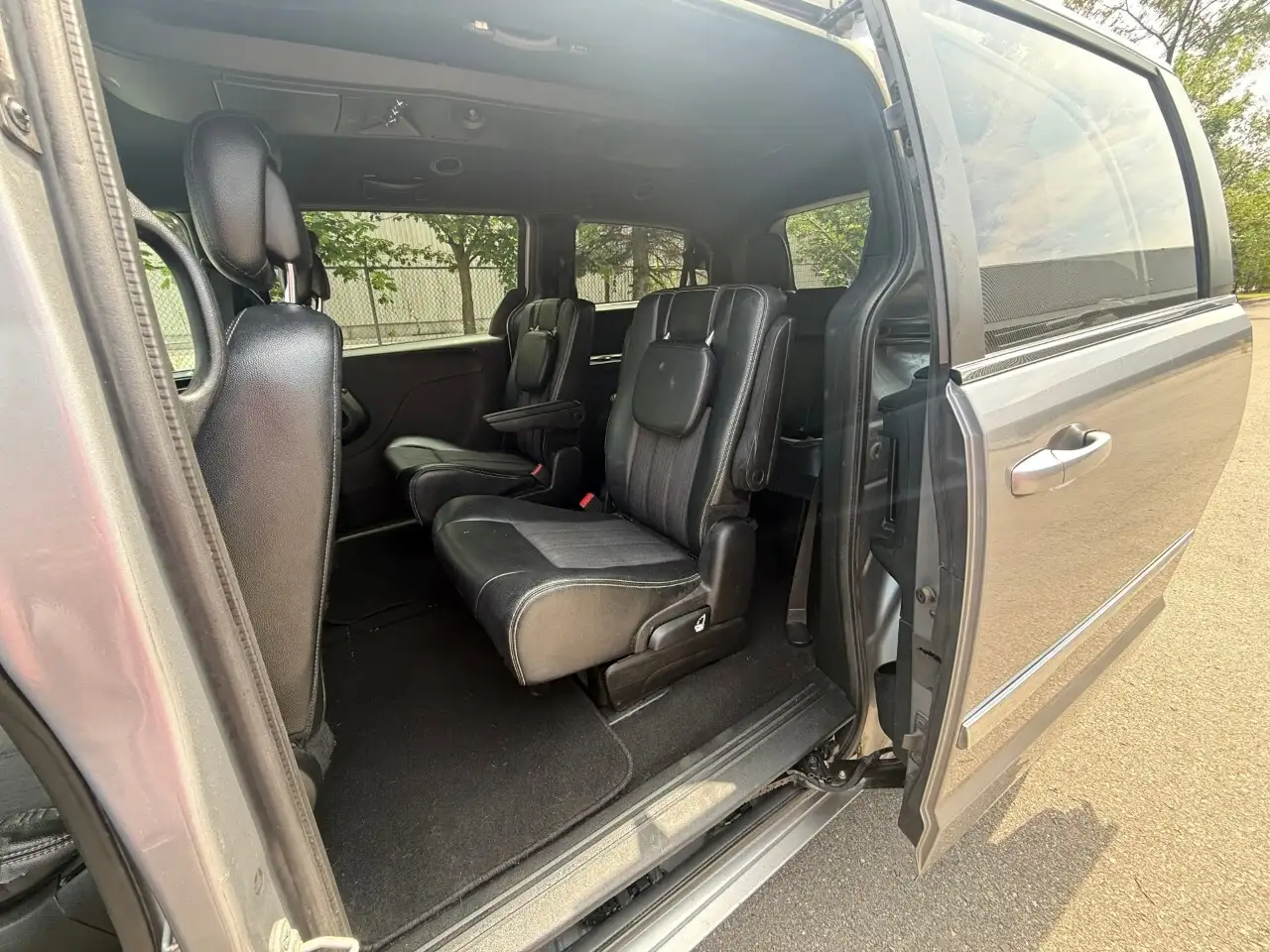 Chrysler Town & Country снимка Chrysler Town & Country