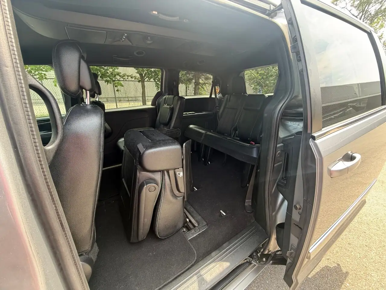 Chrysler Town & Country снимка Chrysler Town & Country