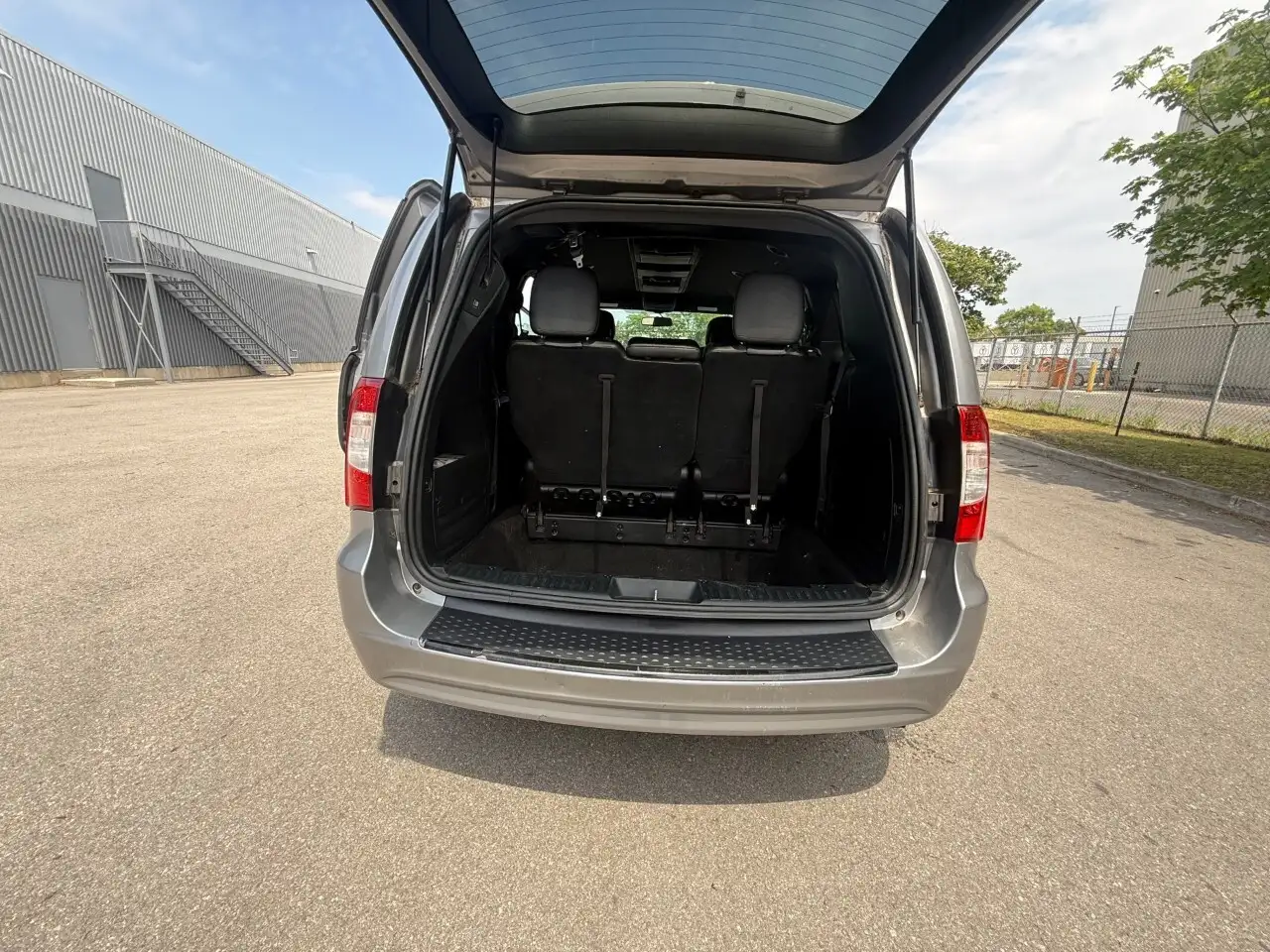 Chrysler Town & Country снимка Chrysler Town & Country