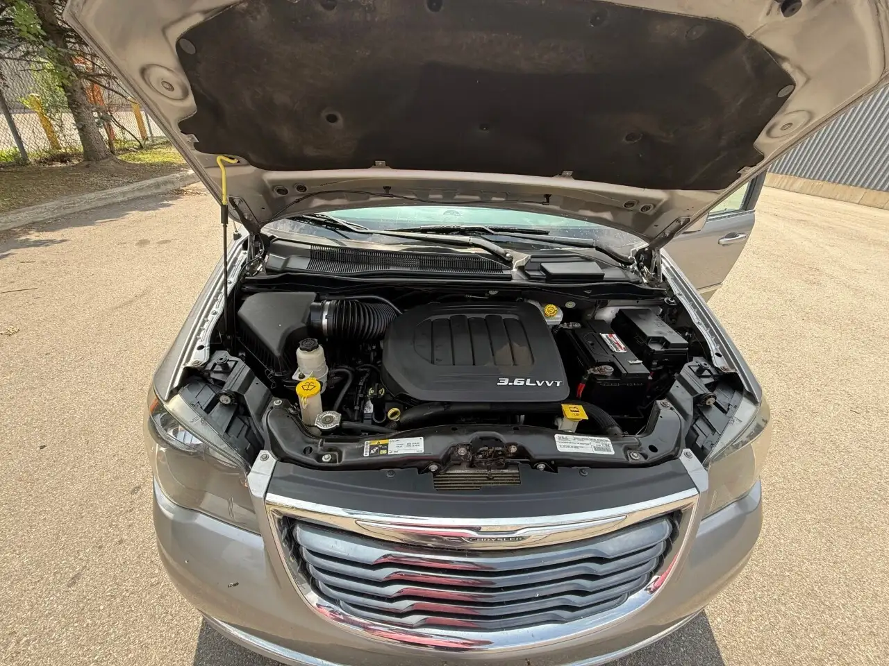 Chrysler Town & Country снимка Chrysler Town & Country