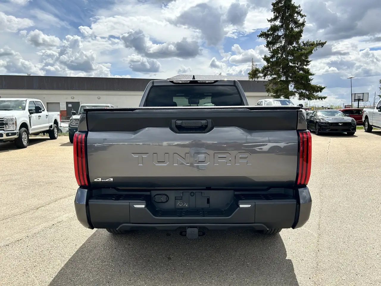 Toyota Tundra снимка Toyota Tundra