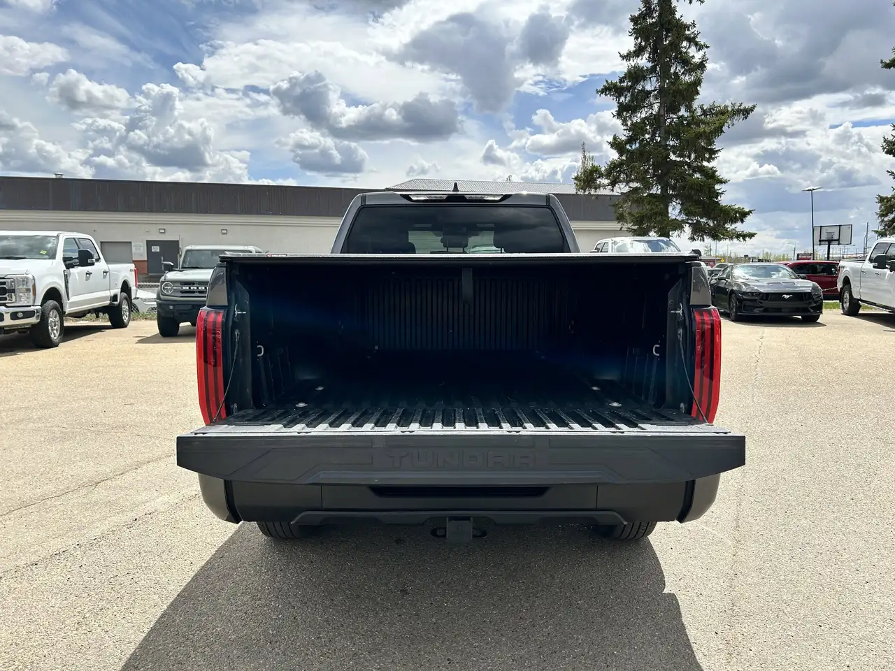Toyota Tundra снимка Toyota Tundra
