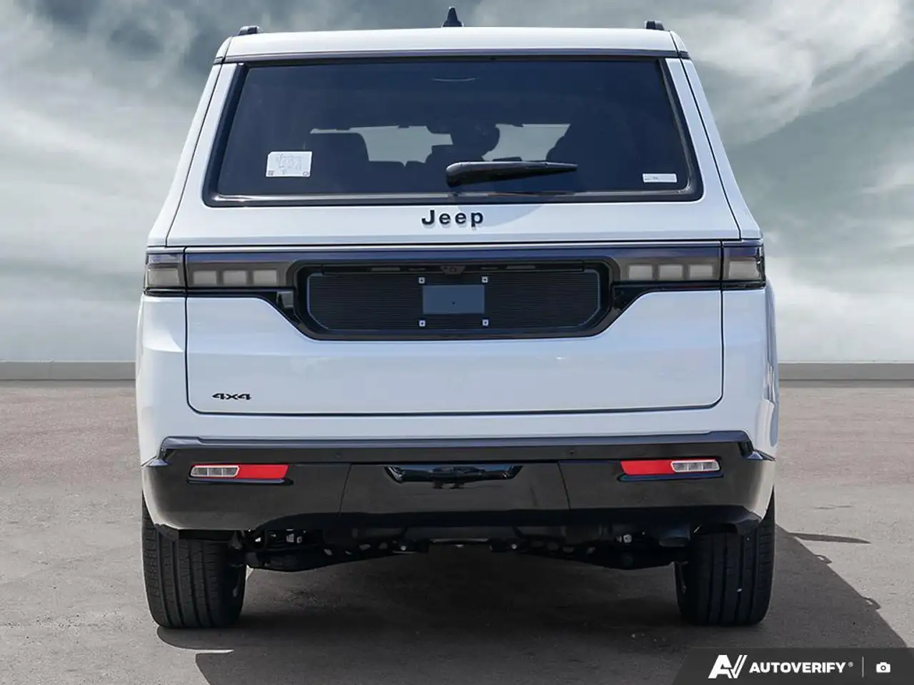 Jeep Grand Wagoneer снимка Jeep Grand Wagoneer
