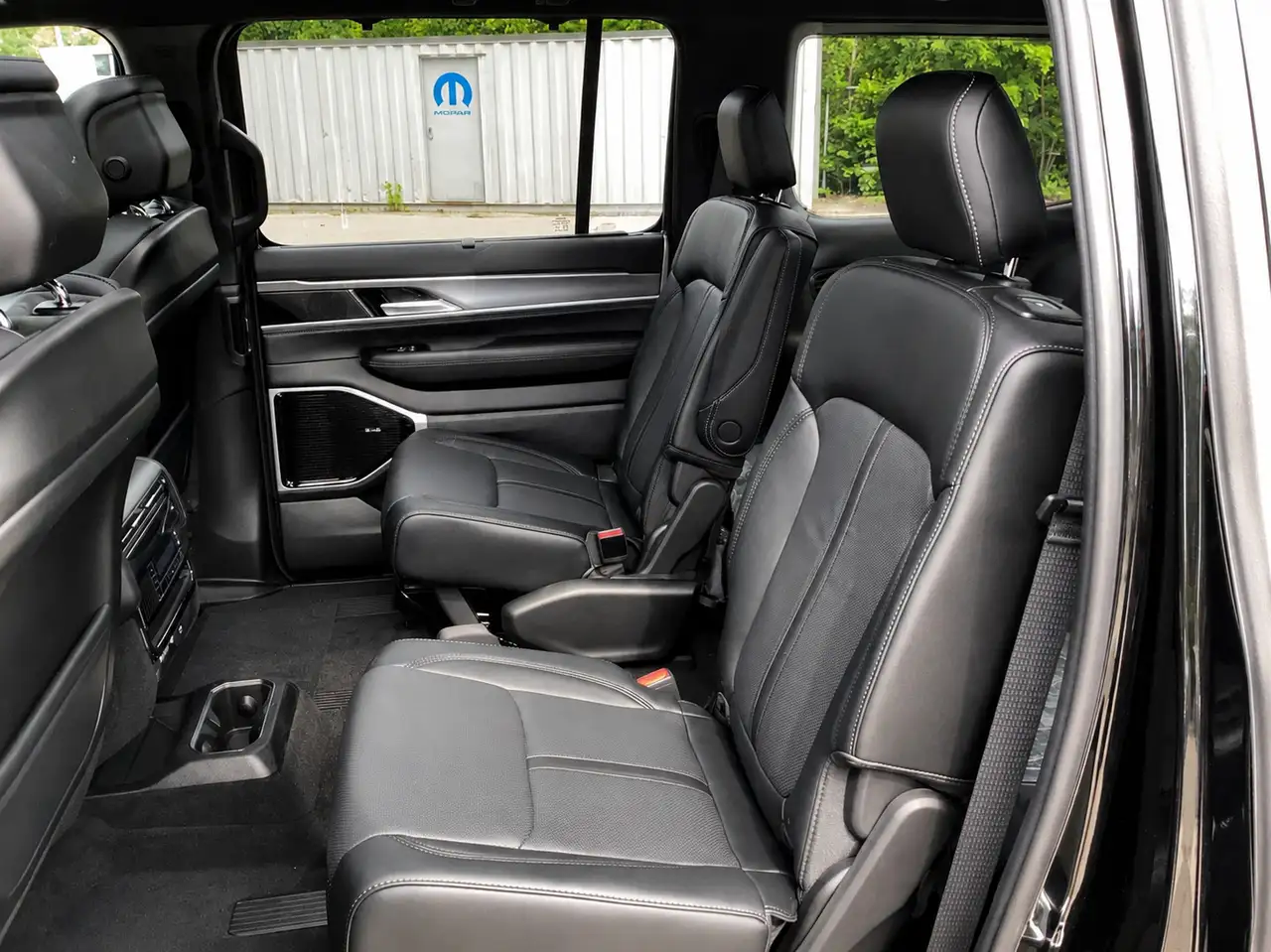 Jeep Grand Wagoneer photo Jeep Grand Wagoneer