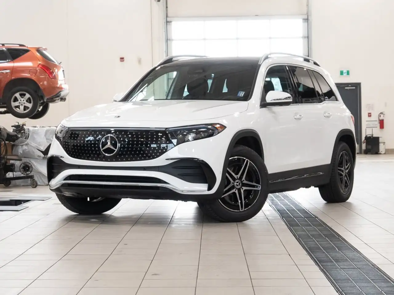 Mercedes-Benz EQB снимка Mercedes-Benz EQB