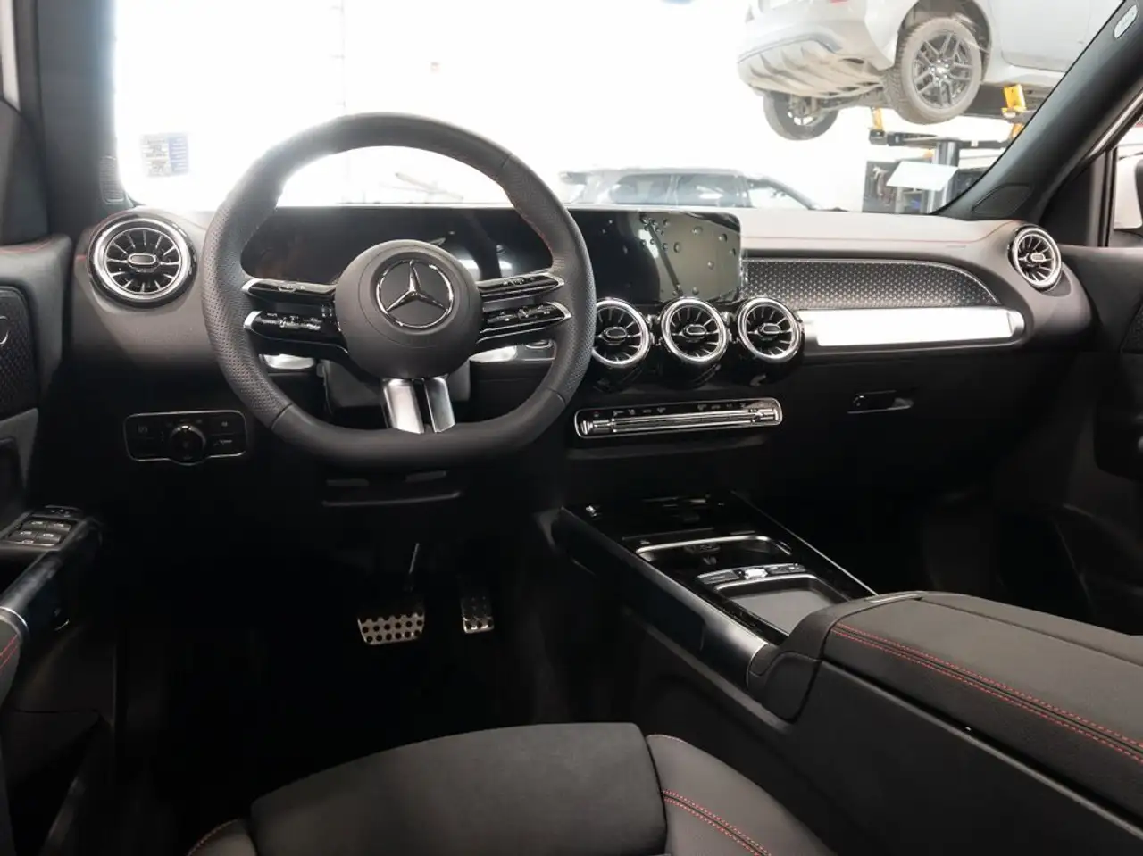 Mercedes-Benz EQB снимка Mercedes-Benz EQB