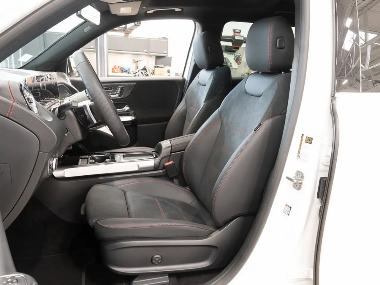 Mercedes-Benz EQB снимка Mercedes-Benz EQB