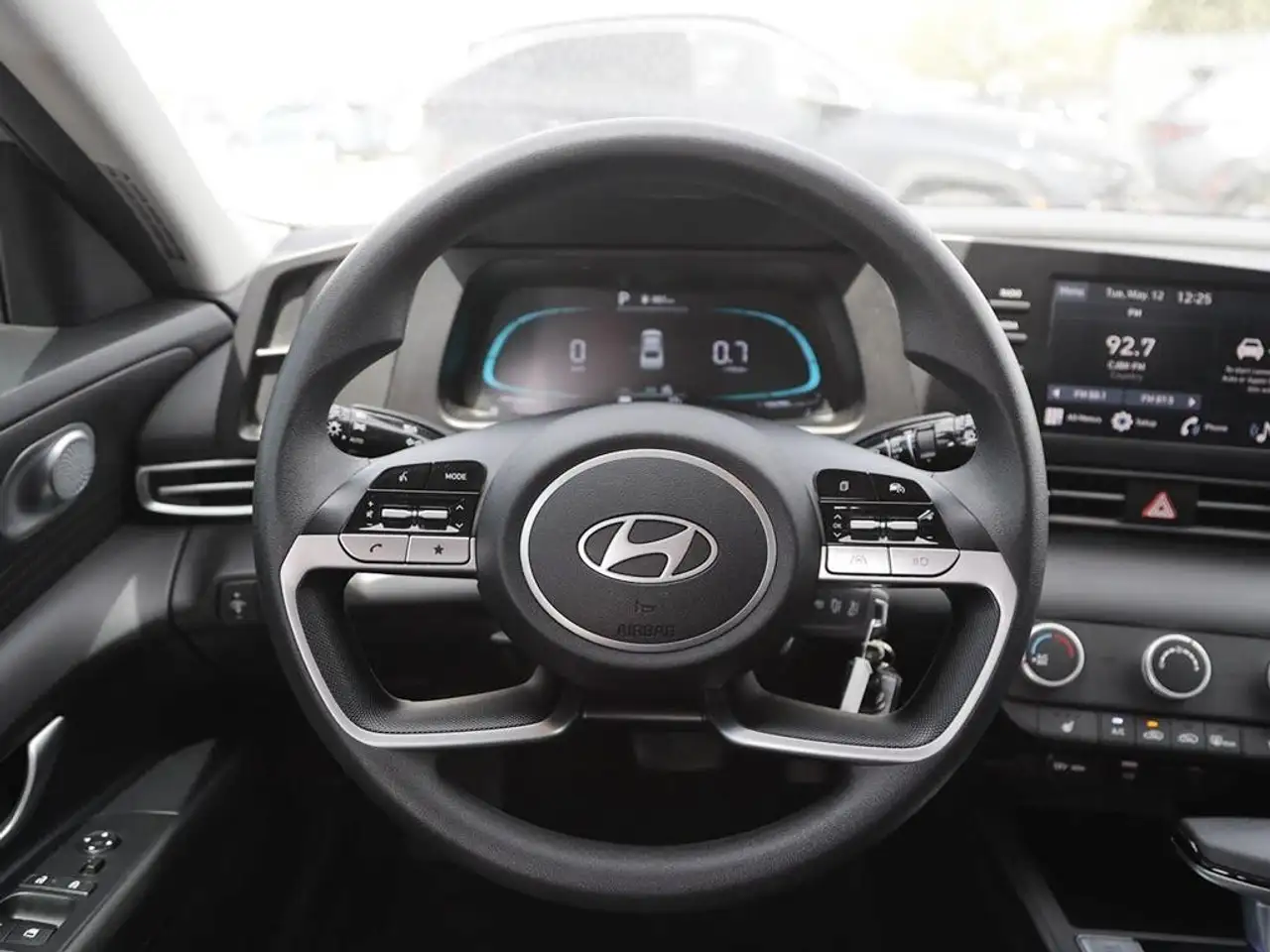 Hyundai ELANTRA photo Hyundai ELANTRA