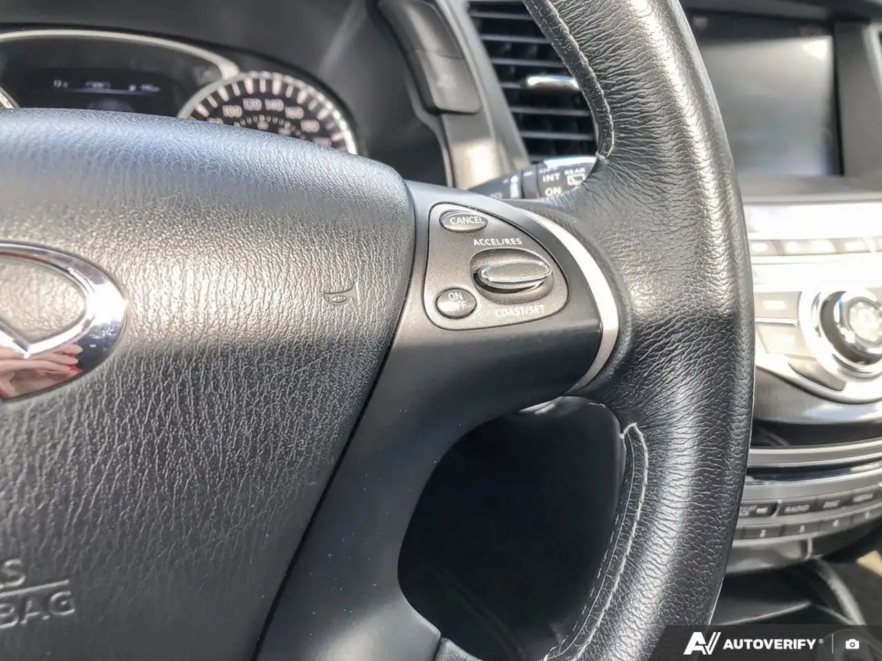 Infiniti QX60 снимка Infiniti QX60