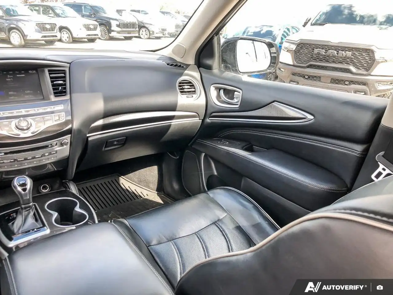Infiniti QX60 снимка Infiniti QX60