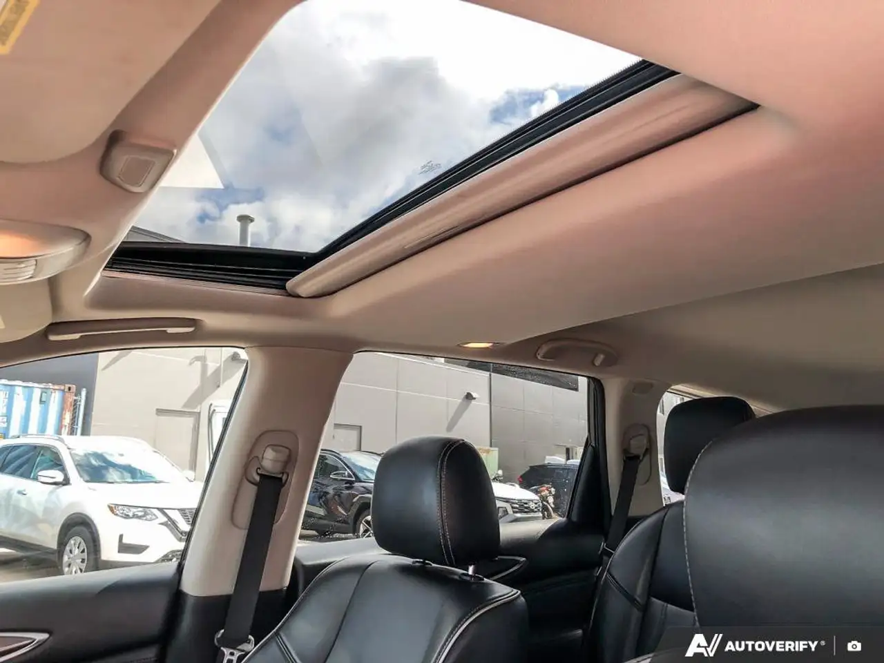 Infiniti QX60 снимка Infiniti QX60