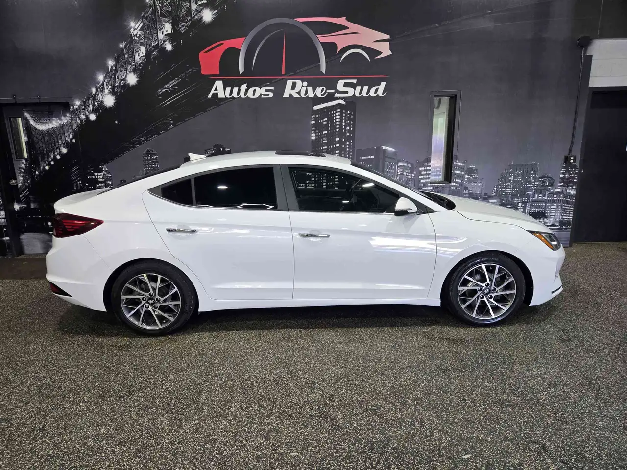 Hyundai ELANTRA photo Hyundai ELANTRA