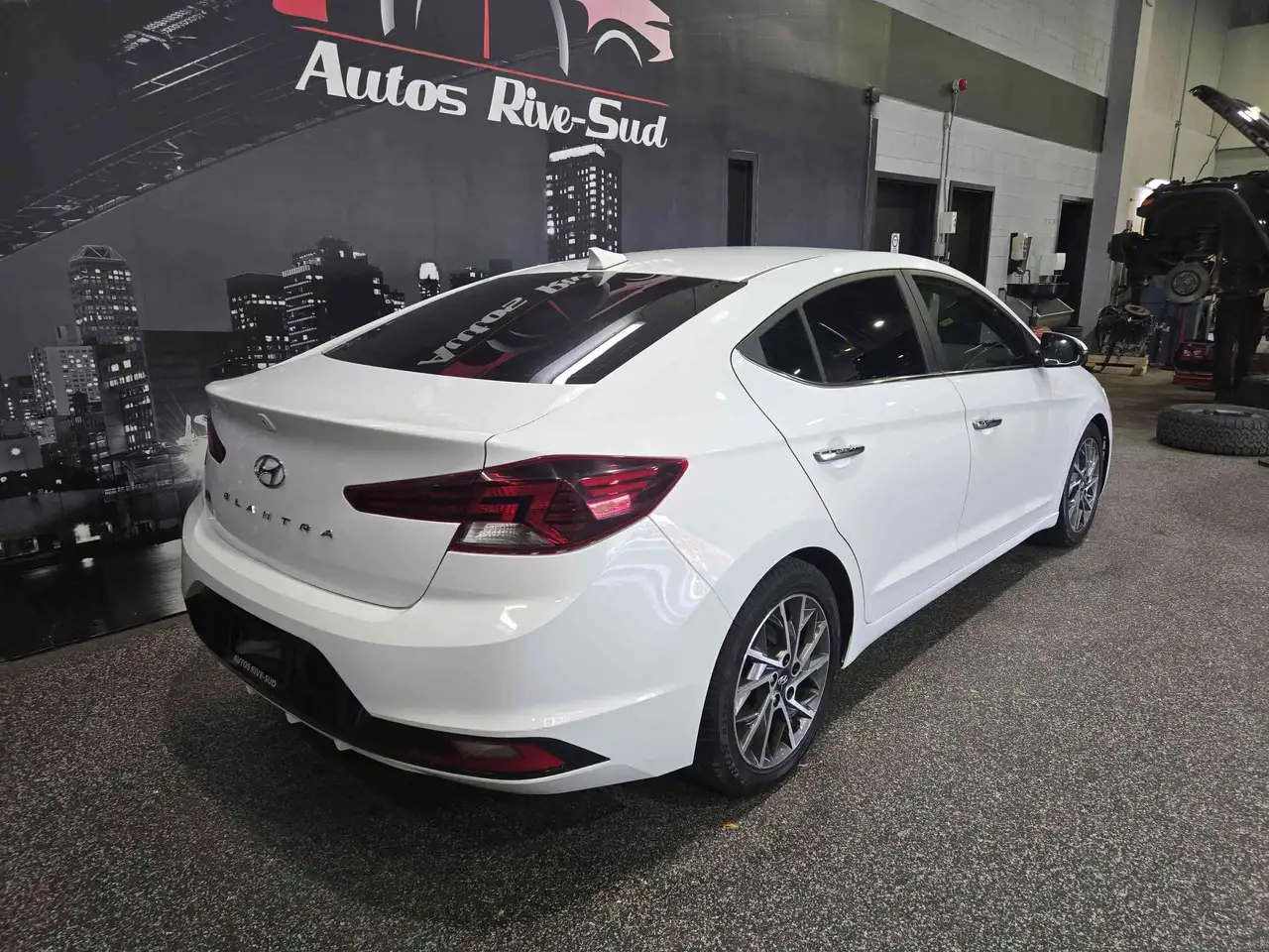 Hyundai ELANTRA photo Hyundai ELANTRA