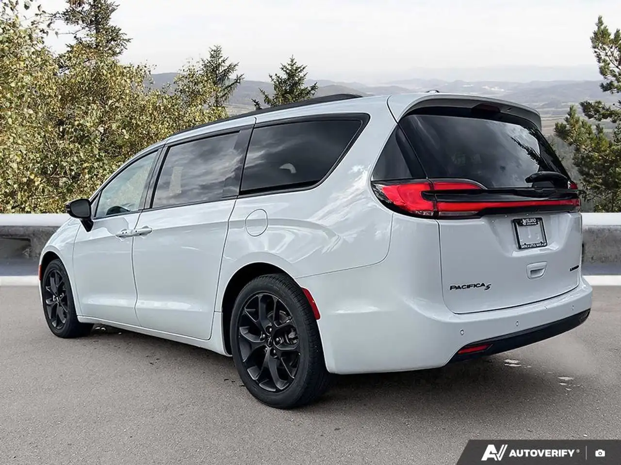 Chrysler Pacifica снимка Chrysler Pacifica