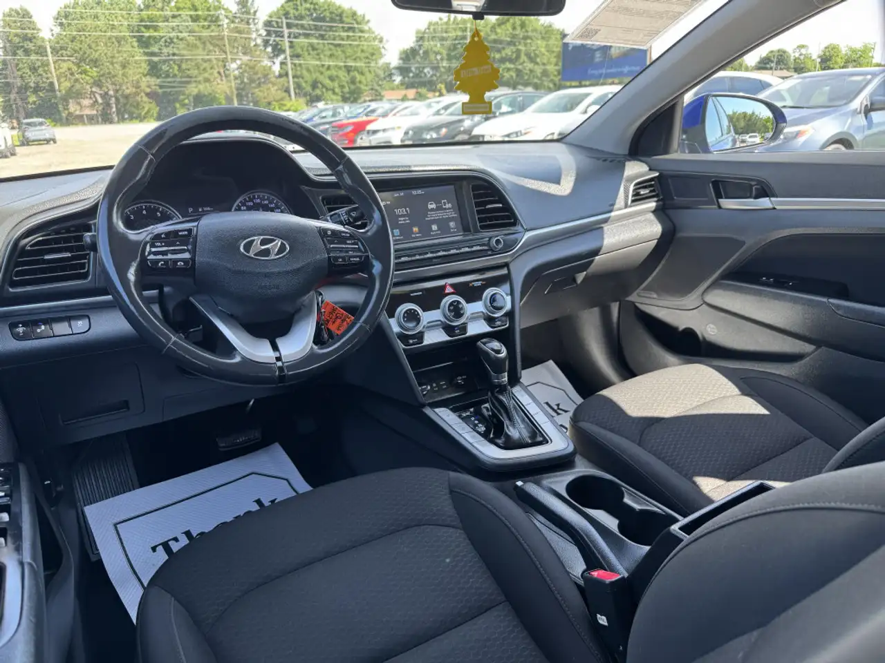 Hyundai ELANTRA photo Hyundai ELANTRA