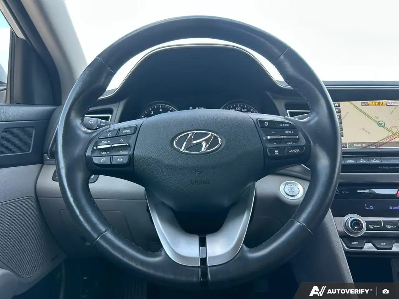 Hyundai ELANTRA photo Hyundai ELANTRA