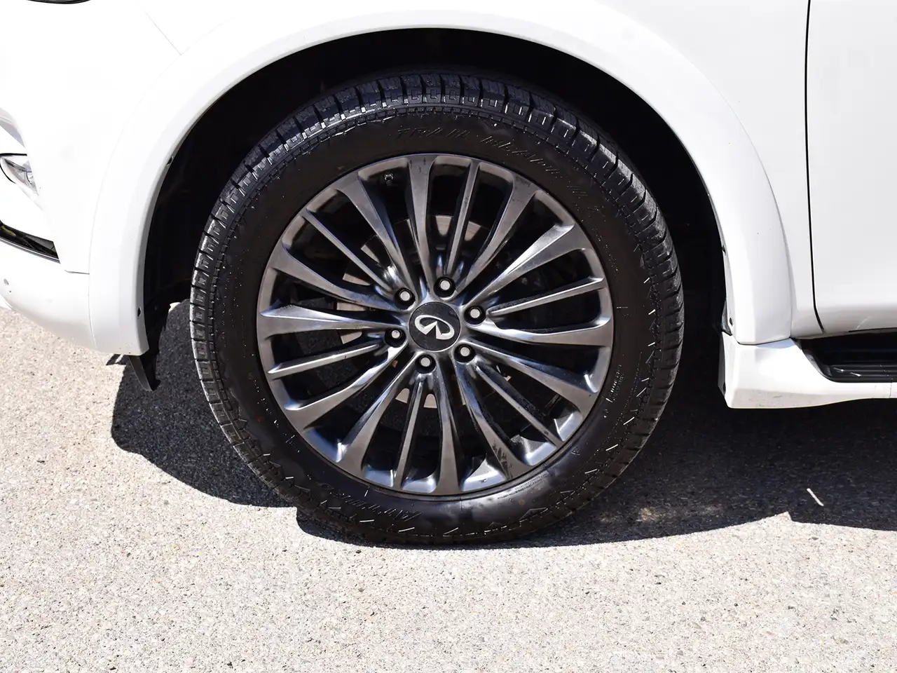 Infiniti QX80 снимка Infiniti QX80