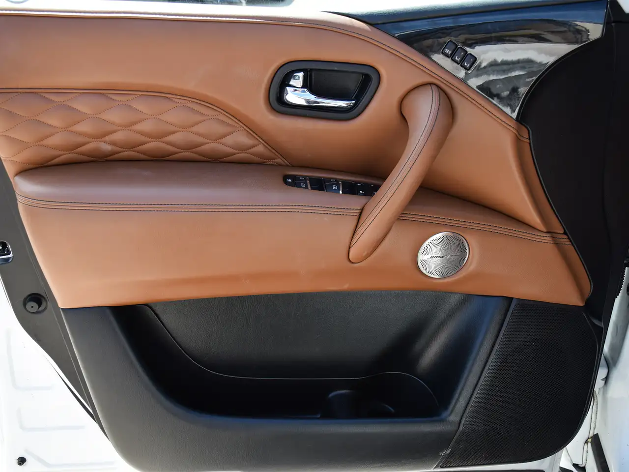 Infiniti QX80 снимка Infiniti QX80