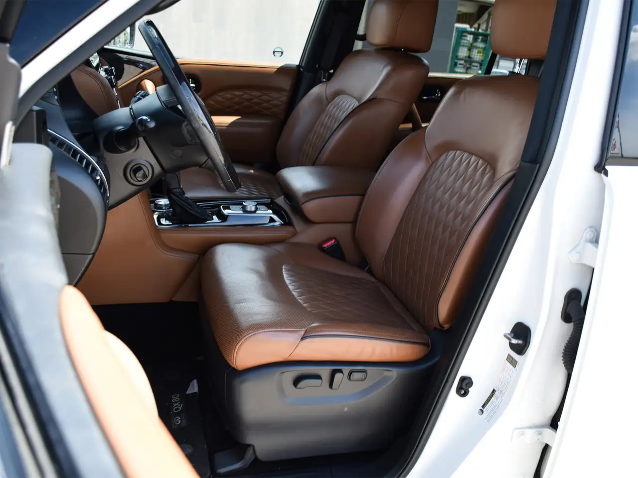 Infiniti QX80 снимка Infiniti QX80