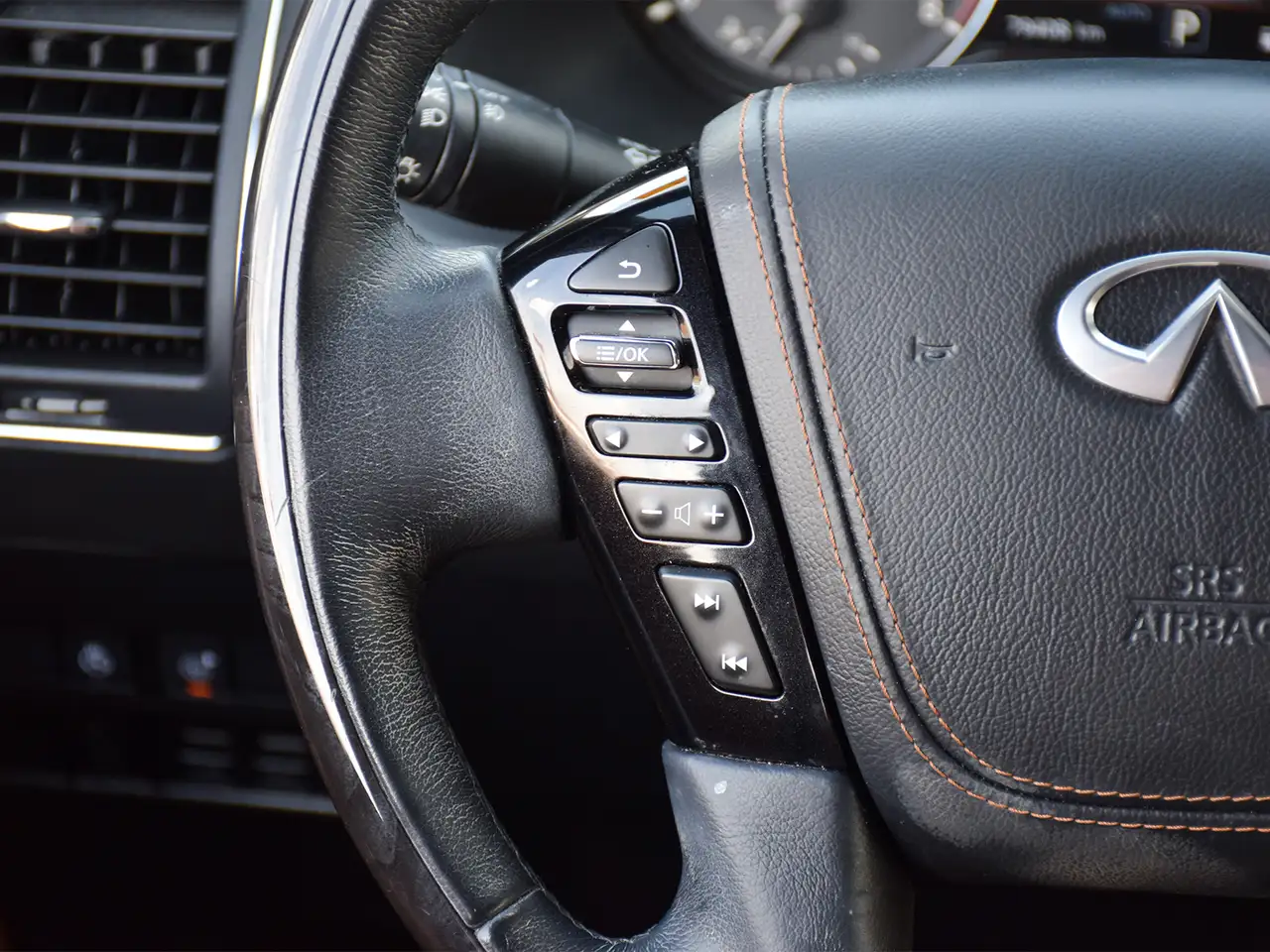 Infiniti QX80 снимка Infiniti QX80