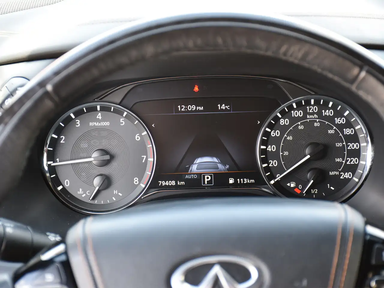 Infiniti QX80 снимка Infiniti QX80