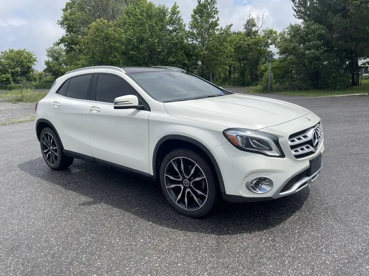 Mercedes-Benz GLA снимка Mercedes-Benz GLA