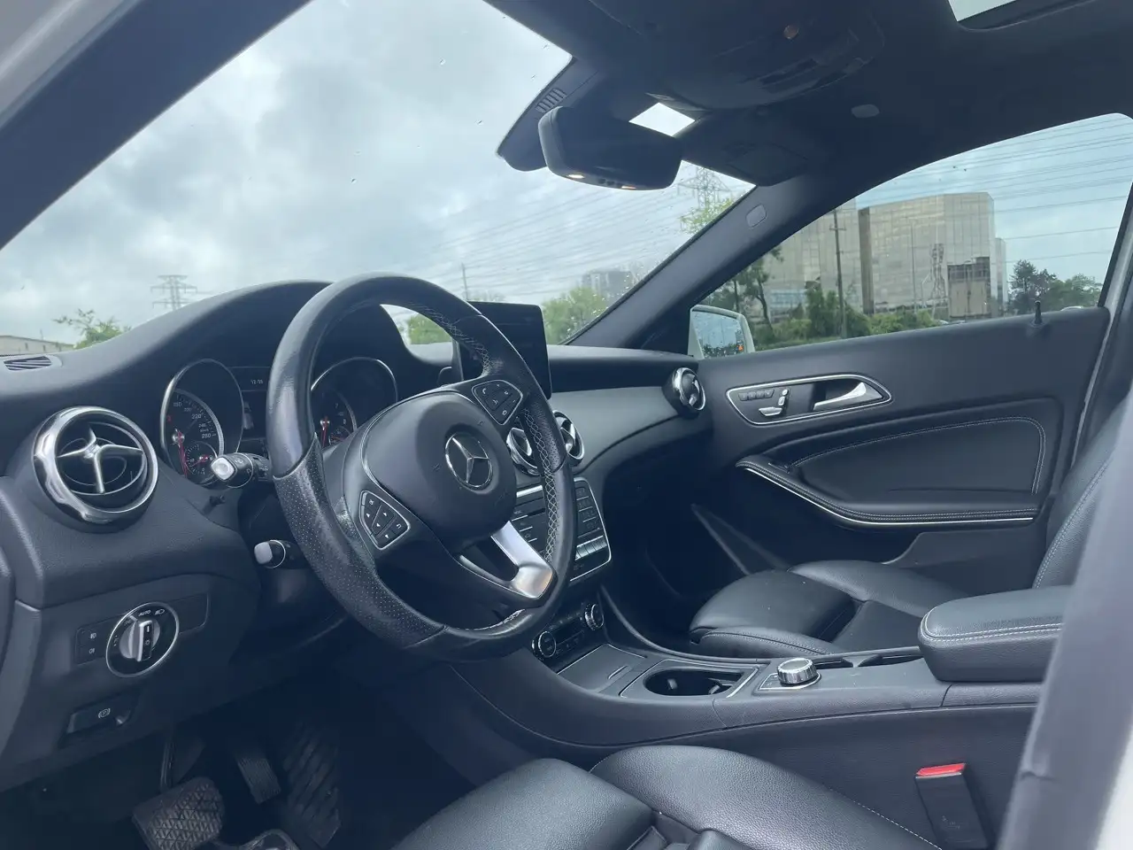 Mercedes-Benz GLA снимка Mercedes-Benz GLA