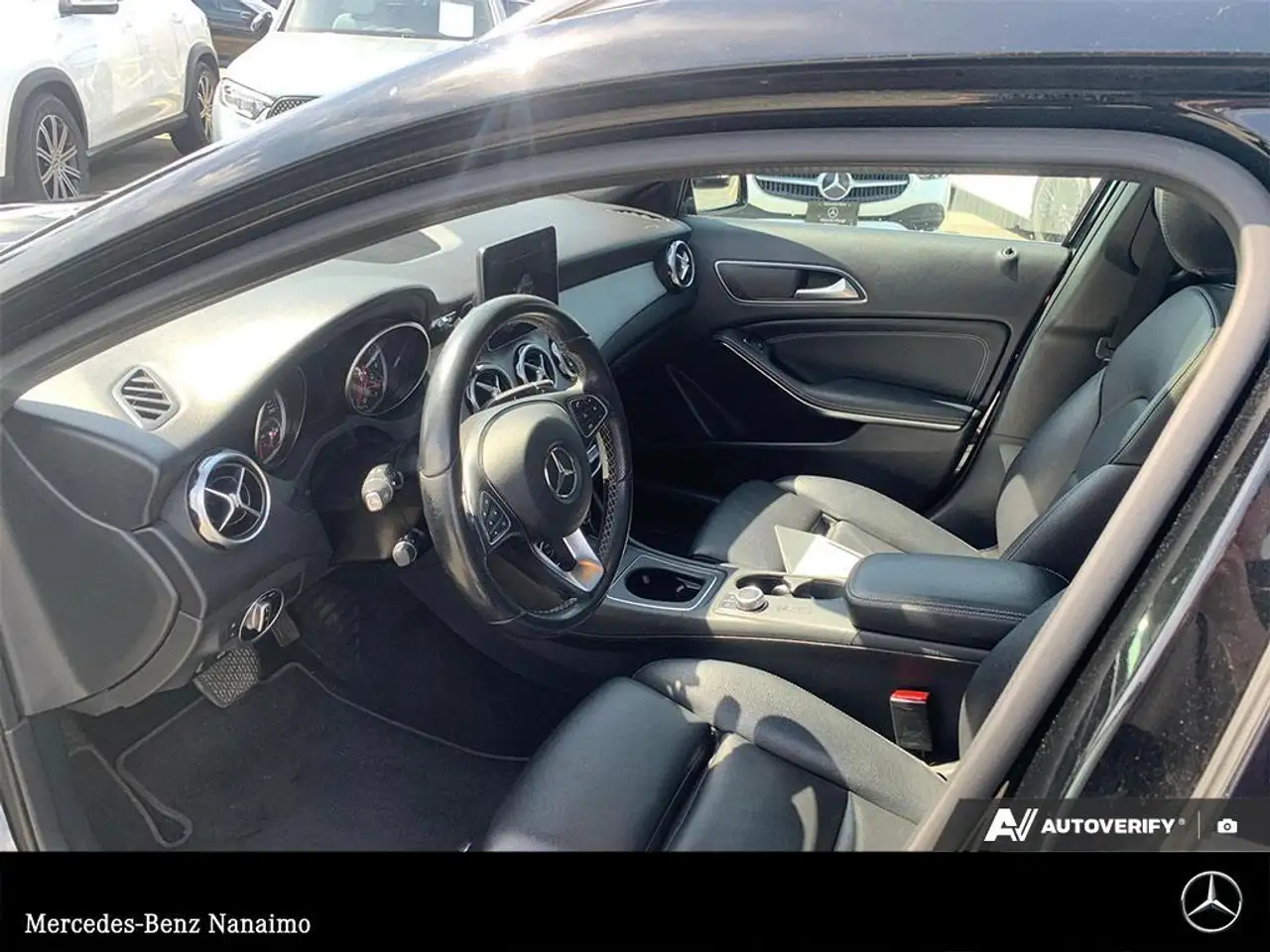 Mercedes-Benz GLA снимка Mercedes-Benz GLA